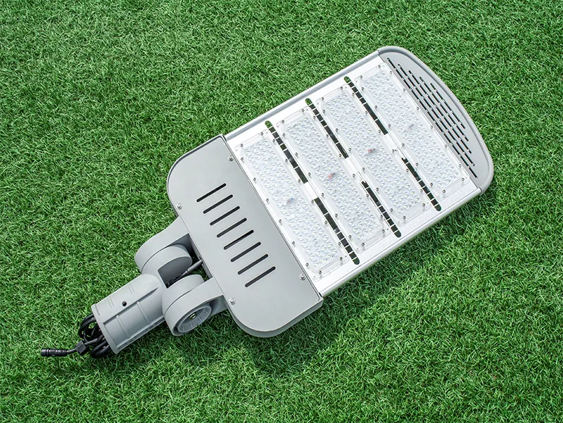 40W 50W 60W 150W 200W High Conversion Efficiency Split Type Solar Street Lights with Intelligent MPPT Patent Controller