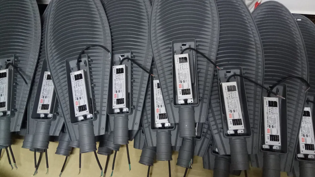 Manufacturer Factory Distributor 600W/500W/400W/300W/200W/150W/100W/50W Solar LED Street Light Outdoor All in One Camera COB SMD Wall Flood Garden Road Light